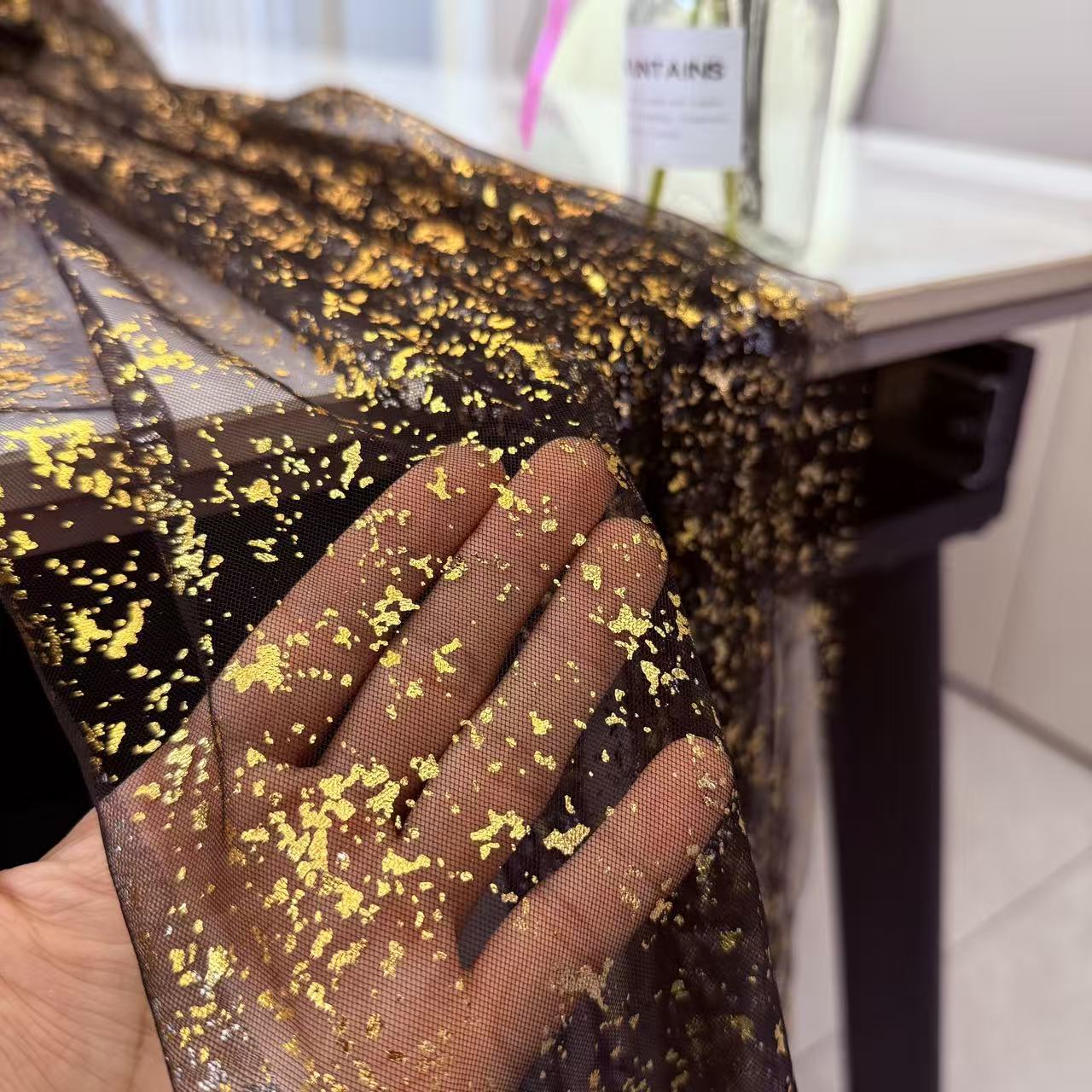 Caminho de Mesa Preto Dourado  - Home Office News avaliação e preço